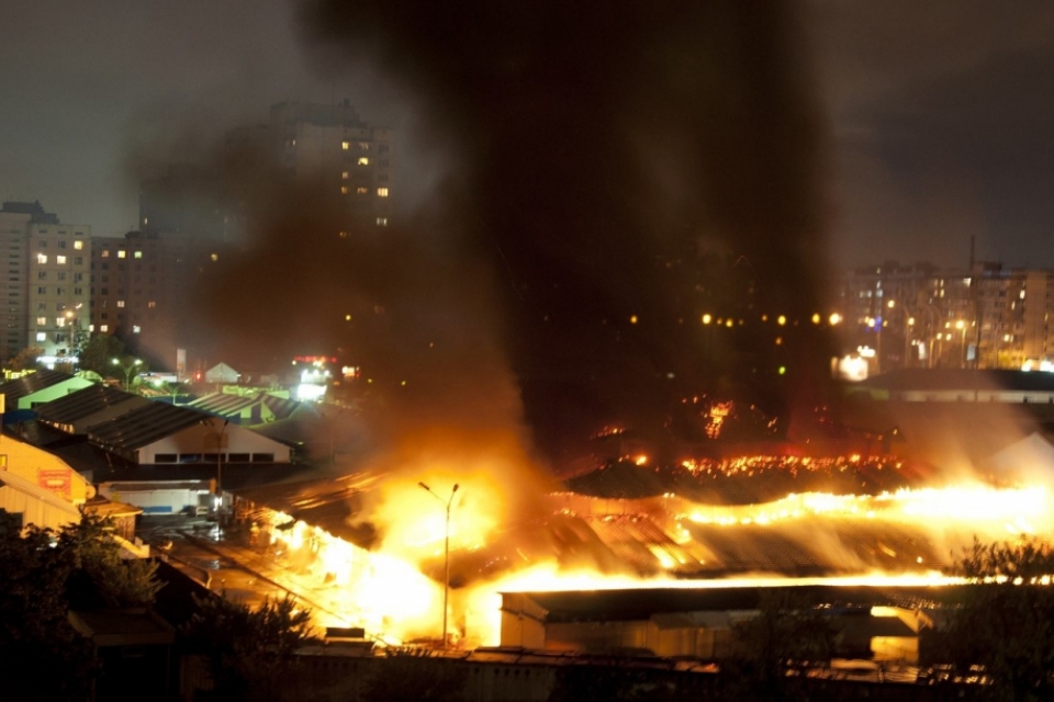 Рынок «Оболонь» в Киеве мог сгореть из-за удара молнии 