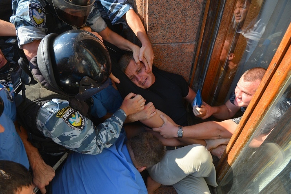 Народных депутатов вытолкали из Киевсовета через окно