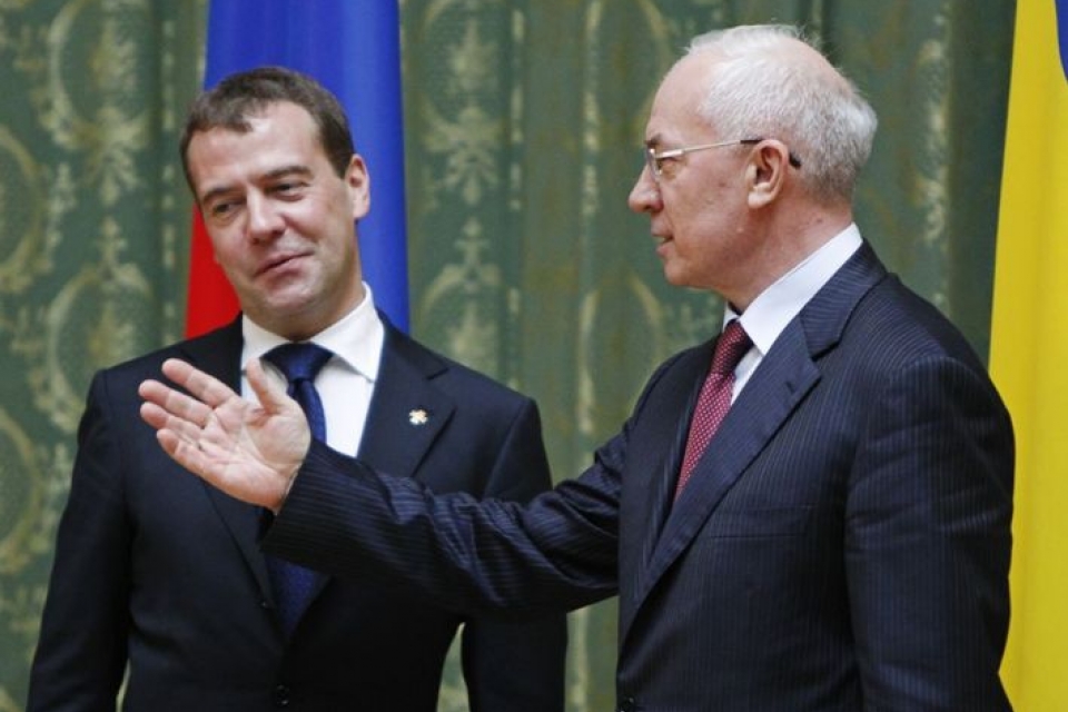 Медведев объяснится перед Азаровым