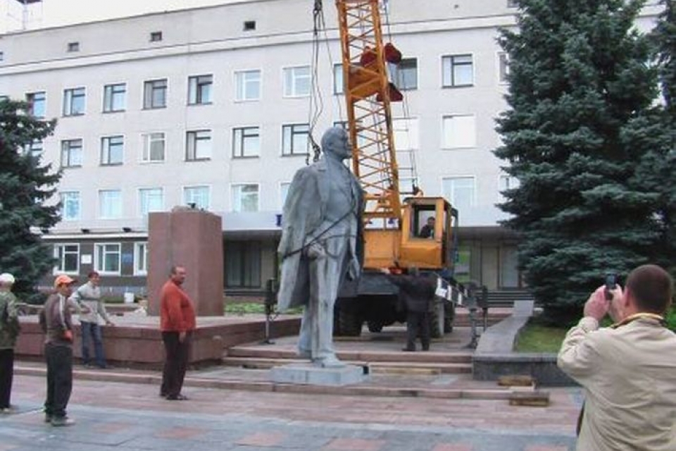 В Новоград-Волынском демонтирован памятник Ленину