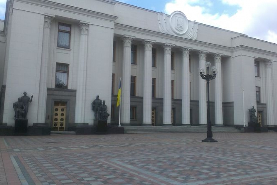 Перед зданием Рады срезали флагштоки для флагов областей Украины