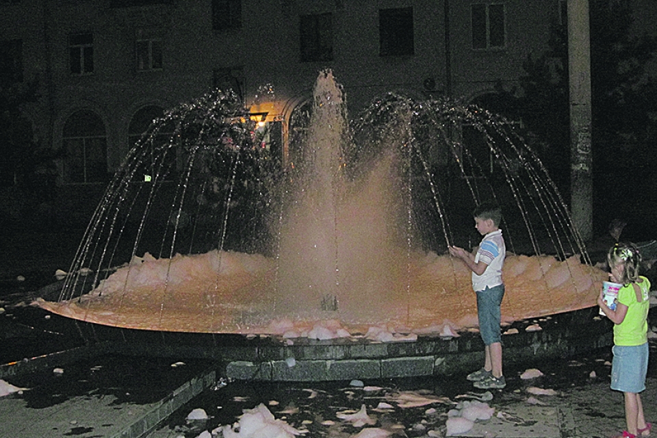 Футбольные фанаты взбили пену в запорожском фонтане