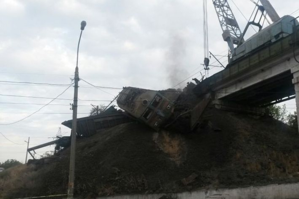В Мариуполе локомотив упал с моста после столкновения поездов
