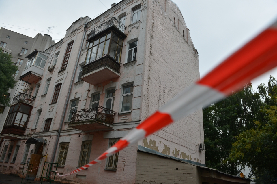 Столетний дом в центре Киева треснул после прорыва трубы