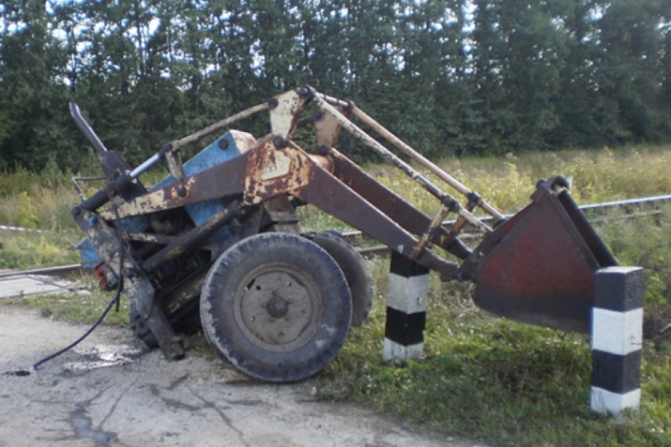 В Хмельницкой области поезд разрезал трактор и тракториста