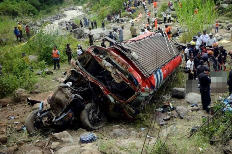 В Гватемале 48 человек погибли при падении автобуса в каньон