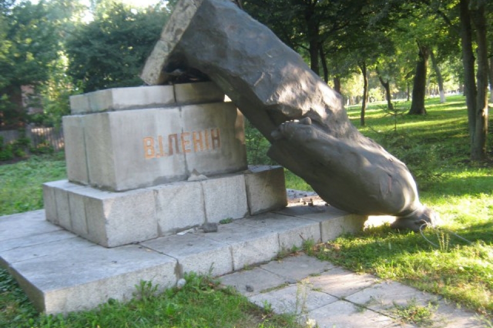 В Киевской области разбили памятник и бюст Ленину