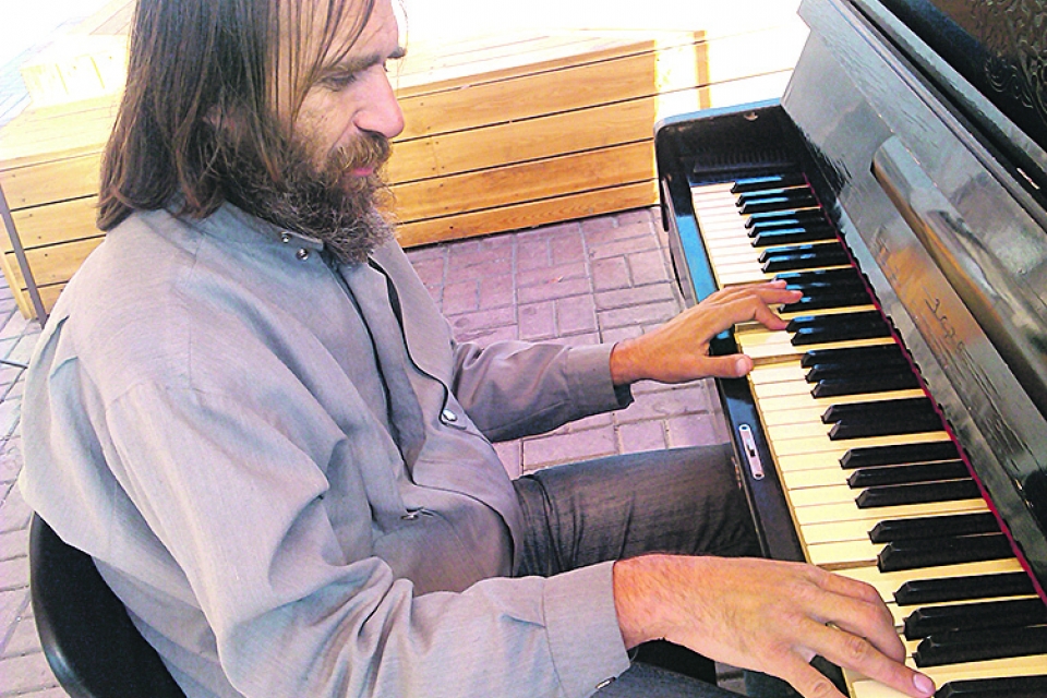 Пианино на Крещатике в Киеве помогает делать карьеру