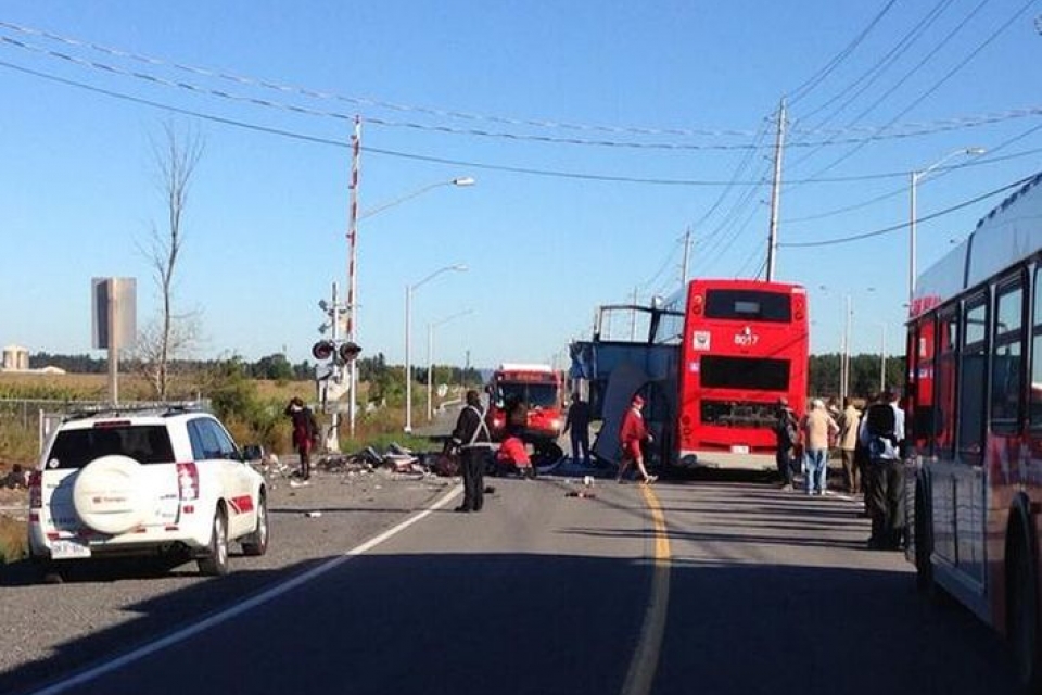 В столице Канады автобус столкнулся с поездом