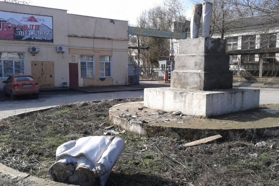 Суд отпустил "свободовцев", подозреваемых в разрушении памятнику Ленину