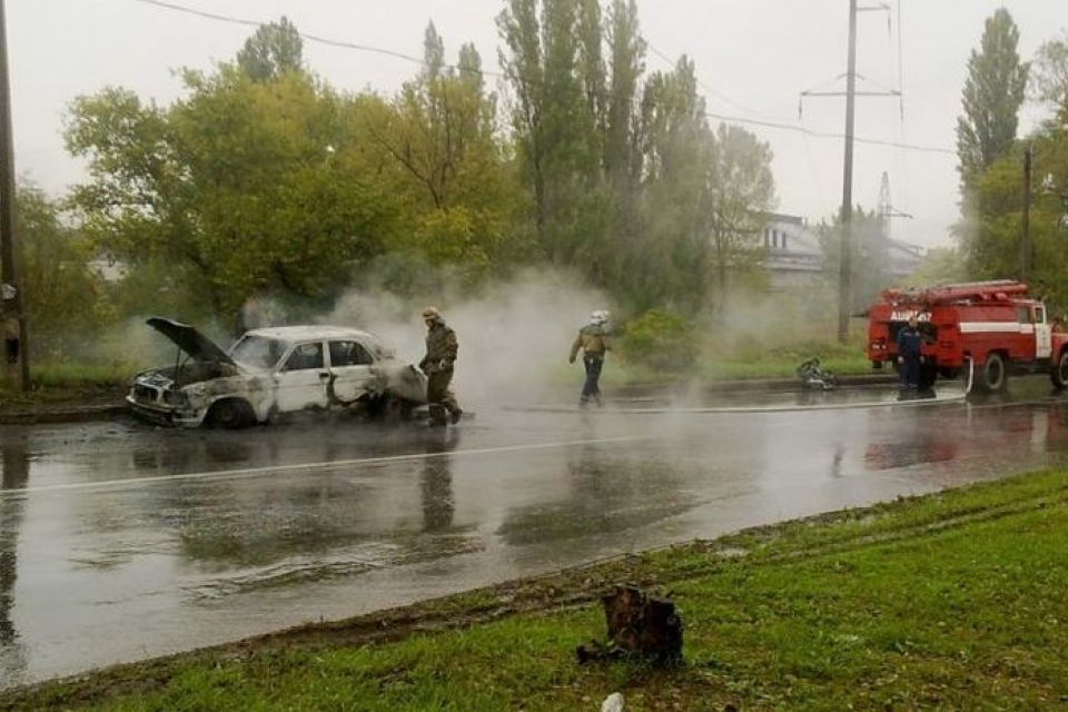 В Донецке взорвалась и сгорела «Волга»