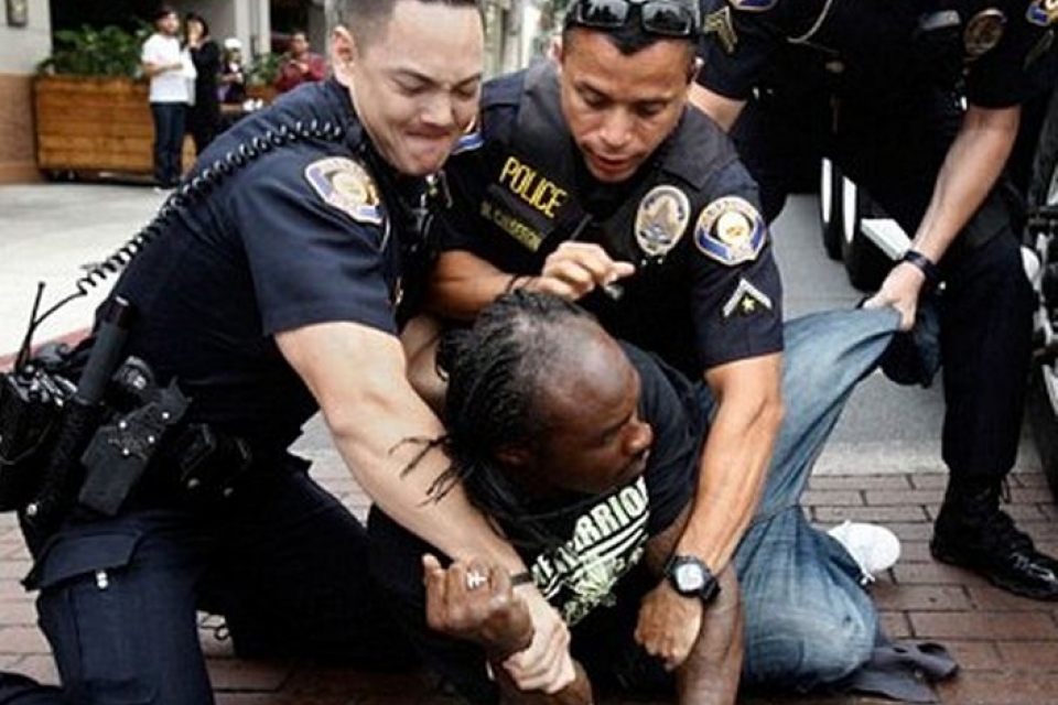 В Калифорнии полиция арестовала дерущихся за новый iPhone