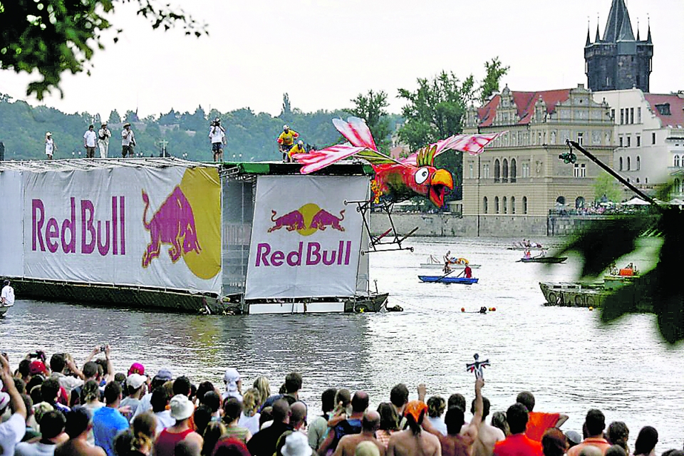 В столице Чехии прошло шоу «День полетов Red Bull Flugtag»