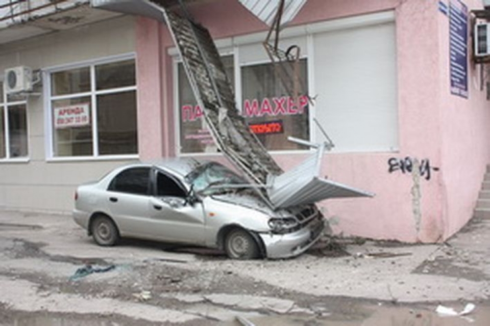 В Донецке рухнувшая лоджия расплющила «Ланос»