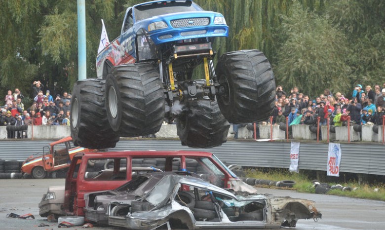 Машины-монстры устроили беспредел на Ледовом стадионе в Киеве