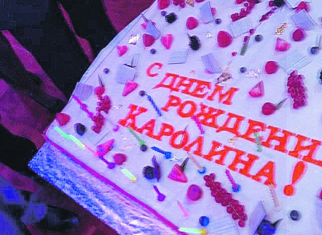 Ани Лорак разрезала именинный торт как на свадьбе