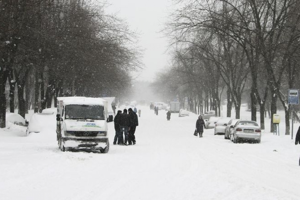 После первого снега в Киеве решили изменить правила парковки и ввести эвакуаторы