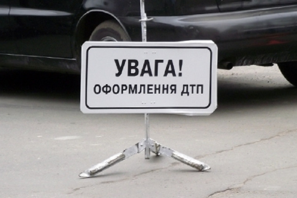 В Крыму машина врезалась в дерево: 3 человека погибли
