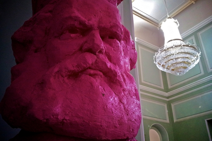 В Киеве проходит выставка голов Карла Маркса
