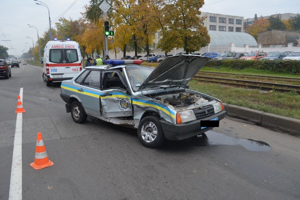 В Харькове «Хонда» протаранила автомобиль ГАИ
