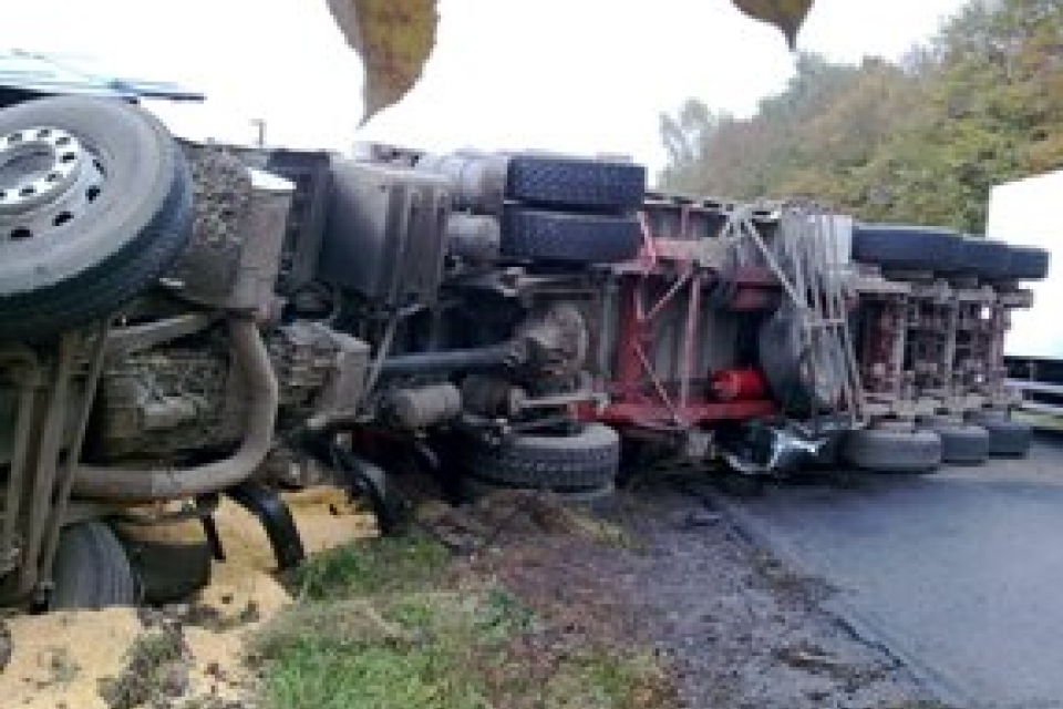 Во Львовской области перевернувшийся грузовик с кукурузой убил водителя
