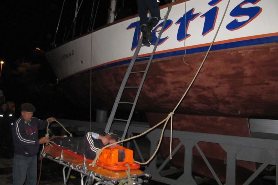 В Крыму моряка час доставали из трюма яхты, куда он провалился