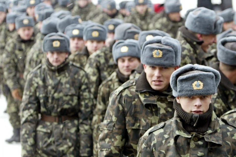 Янукович подписал указ об отмене призыва в армию с 2014