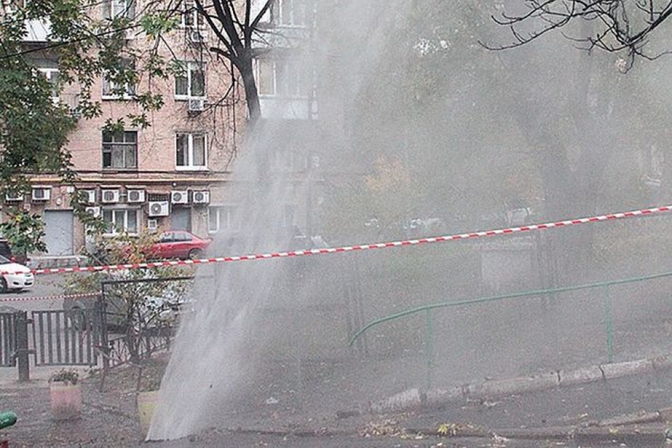 В центре Киева вновь бьет фонтан кипятка из-под земли