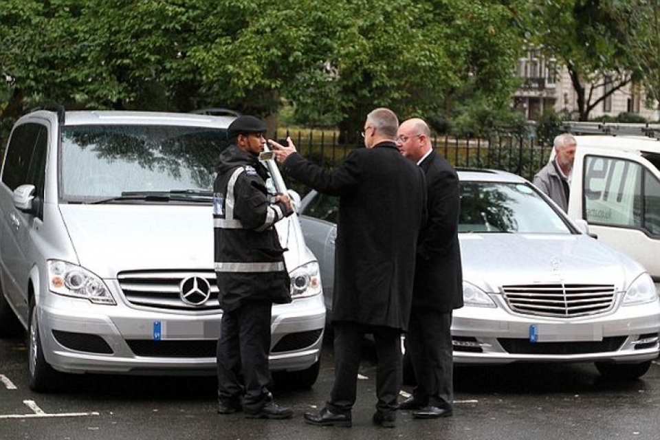 Скандал в Лондоне: инспектор оштрафовал эскорт Хиллари Клинтон за неправильную парковку