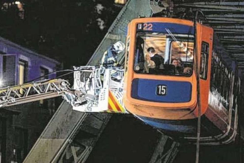 В Германии 76 человек застряли в подвесном поезде над рекой