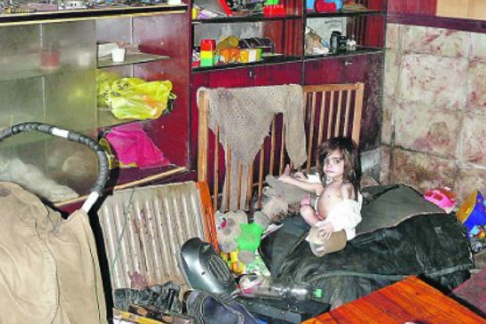 Девочка живет одна в доме. Неблагополучные семьи с детьми. Дети живут в ужасных условиях. Дети в квартире.