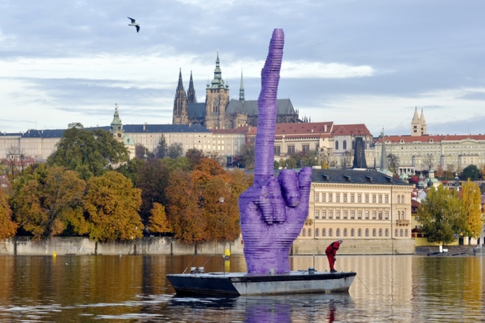 Противник президента Чехии установил под его окнами огромный средний палец