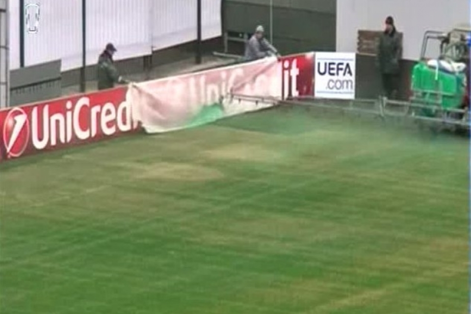 Перед матчем Лиги чемпионов москвичи решили покрасить газон зеленой краской