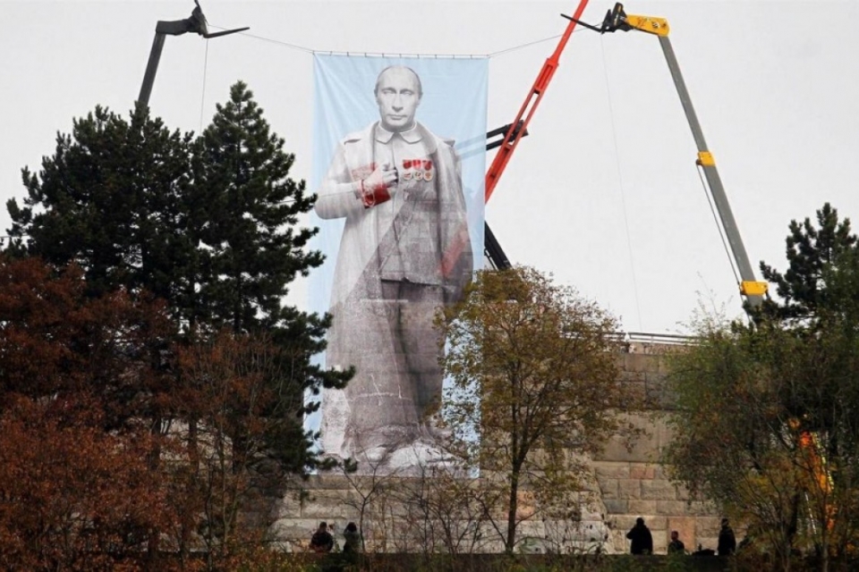 В Праге подняли огромный плакат с Путиным в образе Сталина