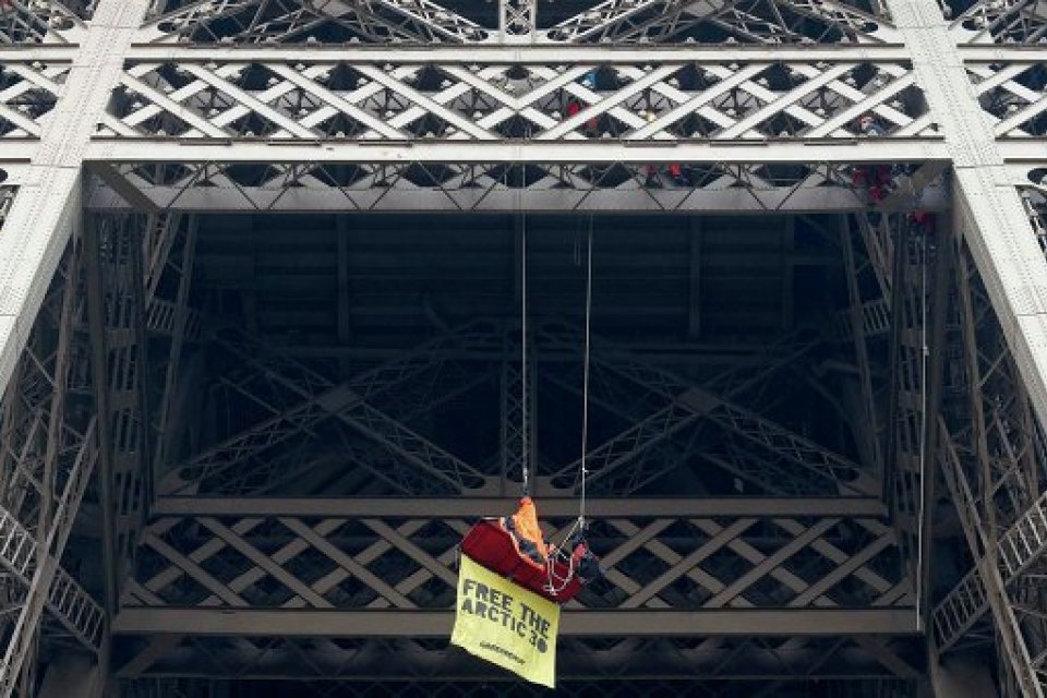 «Greenpeace» провел акцию в поддержку «Арктик Санрайз» прямо на Эйфелевой башне