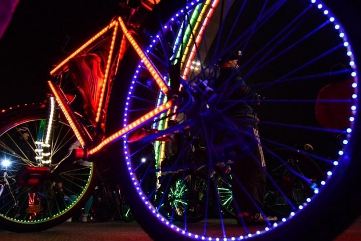 По вечерним киевским улицам проехались светящиеся велосипеды