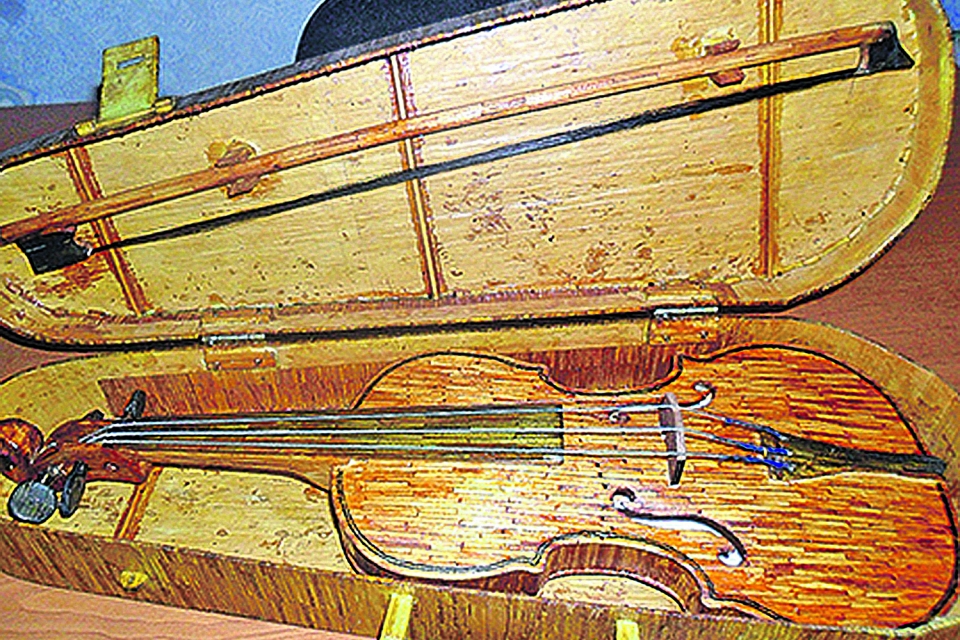 Житель Миргорода склеил для дочери скрипку из спичек