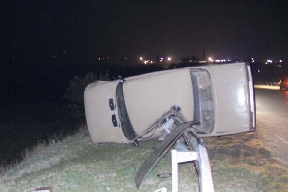 В Крыму водитель чудом выжил, когда его авто нанизало на отбойник