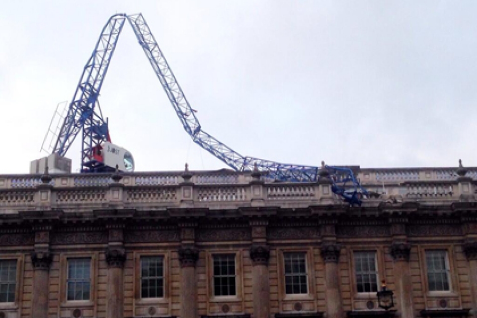 Штормовой ветер свалил кран на крышу Кабинета министров в Лондоне