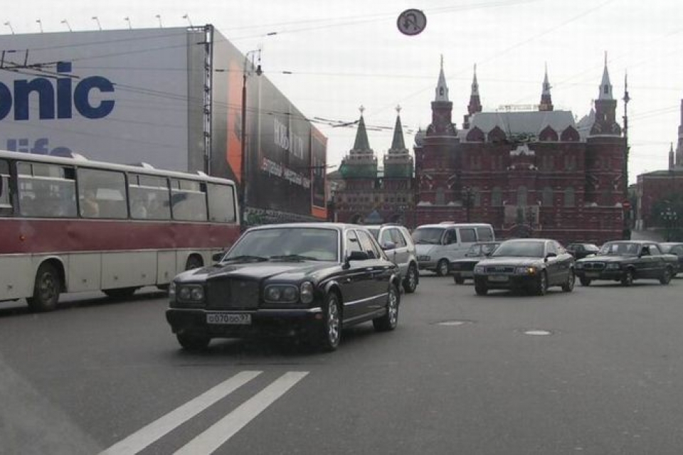 В «Bentley» Максима Галкина врезался микроавтобус