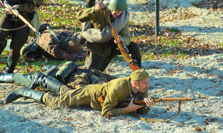 Янукович посмотрел, как советские солдаты сражались с фашистами