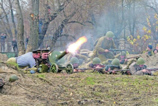 На Десенке прошла самая масштабная военная реконструкция боев за Киев