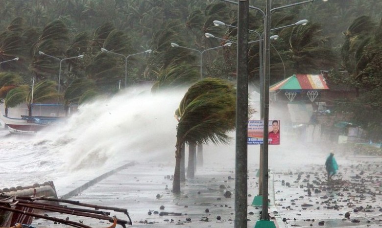 Супертайфун налетел на Филиппины со скоростью 315 км/ч