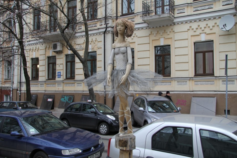 Скульптуру балерины в Киеве отремонтируют