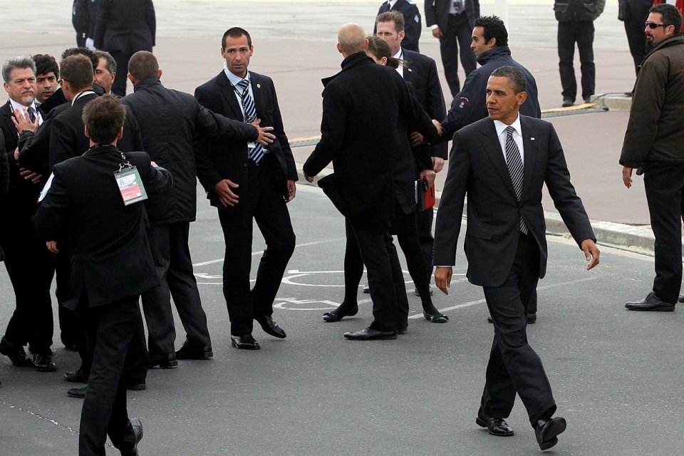 Двух охранников Обамы отстранили за ненадлежащее поведение