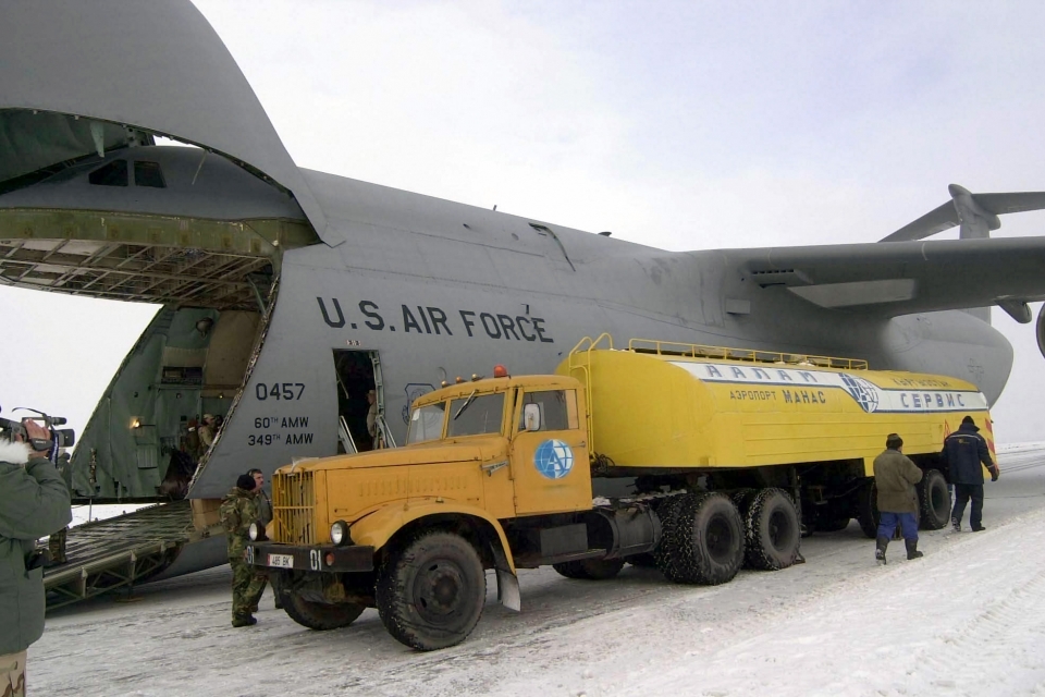 Киргизия уведомила США о выдворении их военной базы