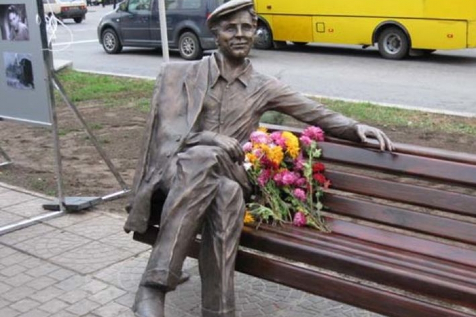 В Запорожье установили памятник актеру Николаю Рыбникову