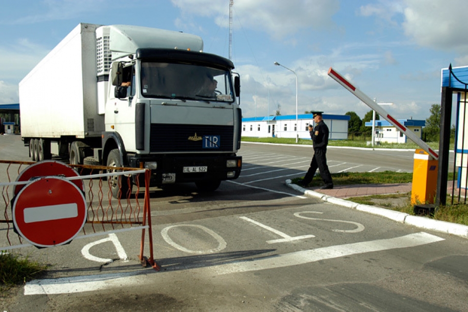 На границе с Россией стоят 210 грузовиков