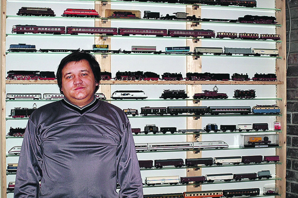 Машинист собрал более 200 мини-поездов