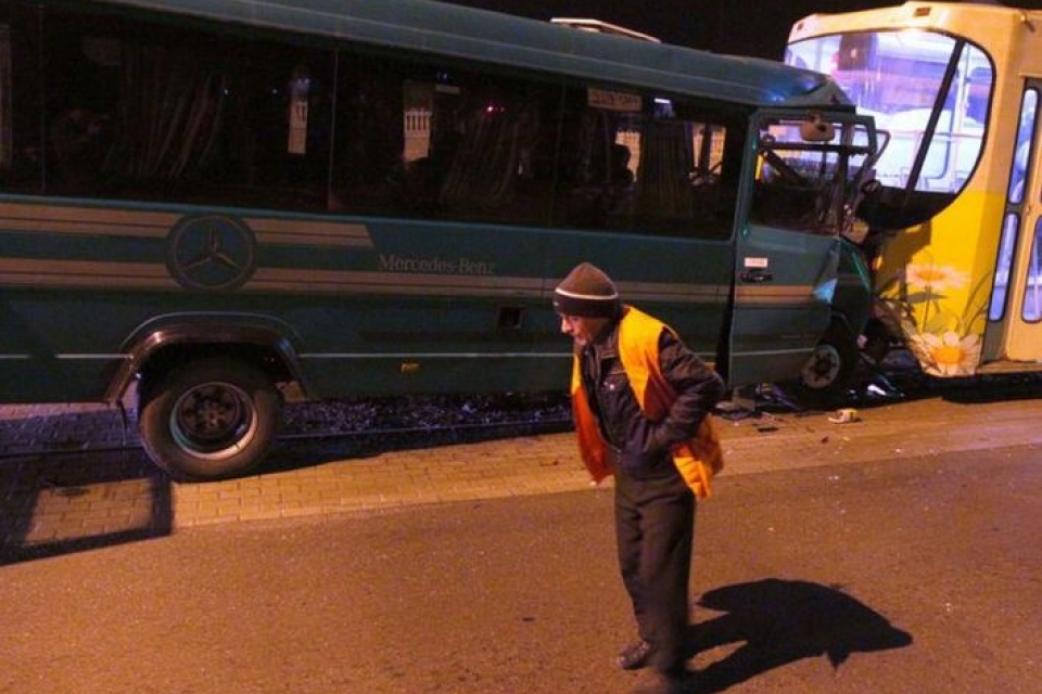 В Донецке автобус с фанатами "Шахтера" врезался в трамвай